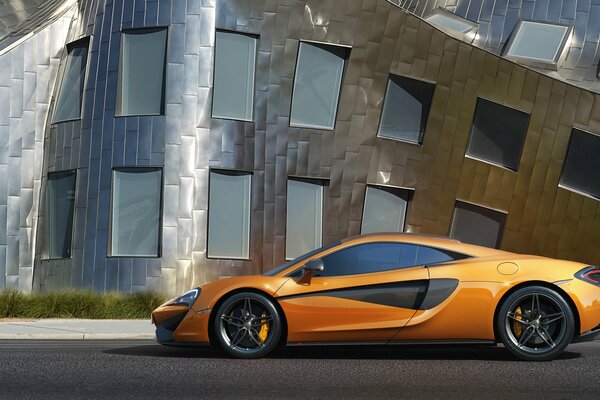 McLaren naranja en el fondo de un edificio Art Nouveau