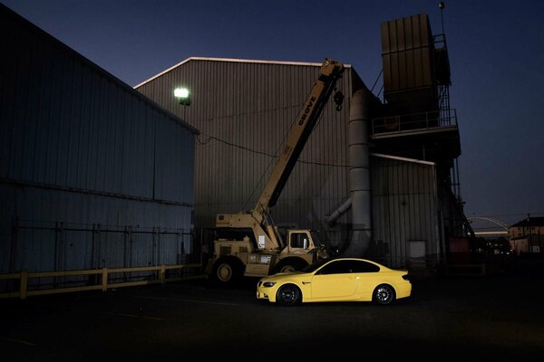 Coupé de coche amarillo cerca de la grúa