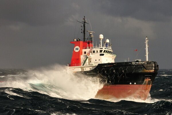 Dangerous sailing of a ship in a storm