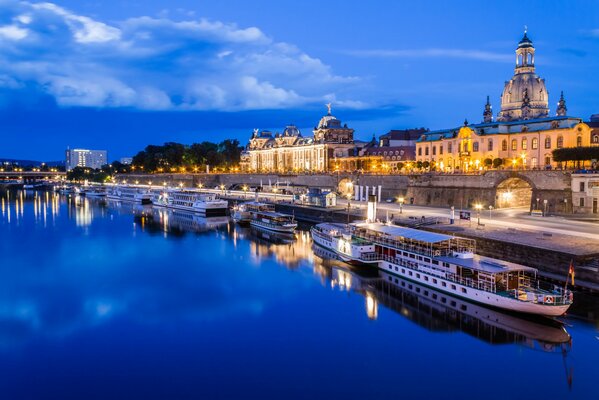 Molo nad Newą, wieczorny Sankt Petersburg