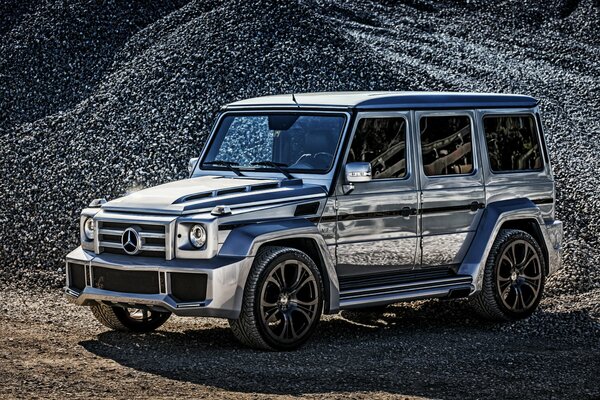 Mercedes-benz klasy g w lustrzanym kolorze