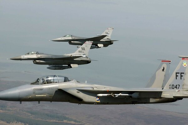 Cazas militares misión de vuelo