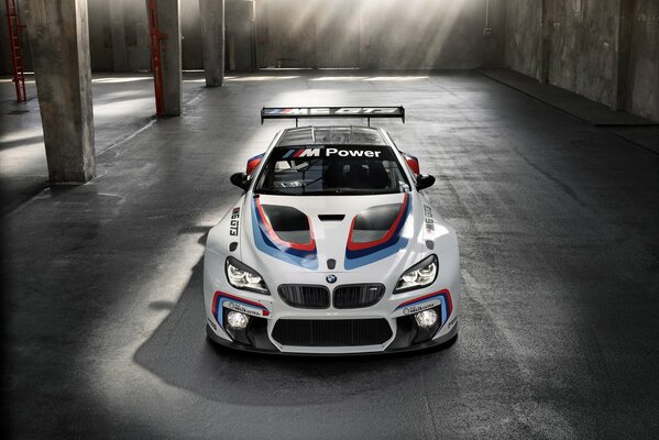 Blanc sport bmw M6 gt3 2015 sur le parking