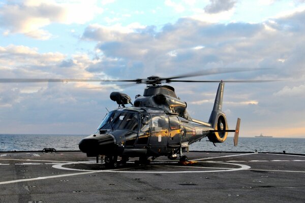 Ein Hubschrauber auf dem Deck eines Flugzeugträgers bereitet sich auf den Start vor