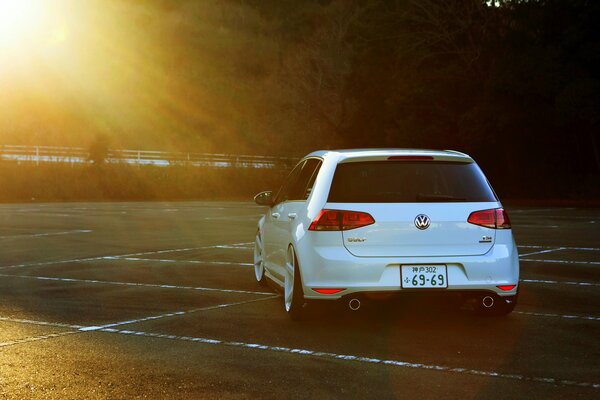 Volkswagen golf en el sol