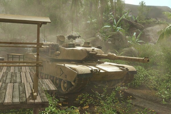 Tanque en la selva bajo las palmeras. Equipo militar