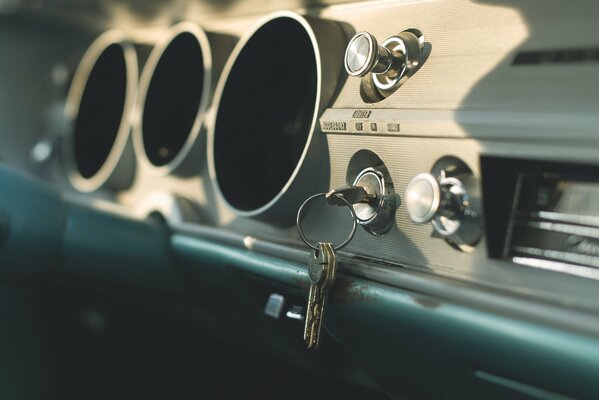 Las llaves del coche en el encendido