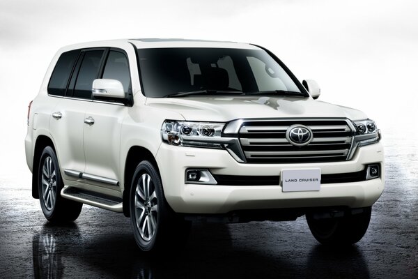 2015 Weißer Toyota Land Cruiser