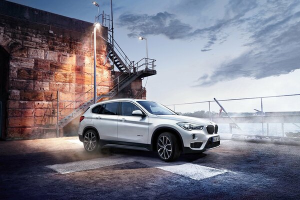 Coche blanco BMW X1 en niebla