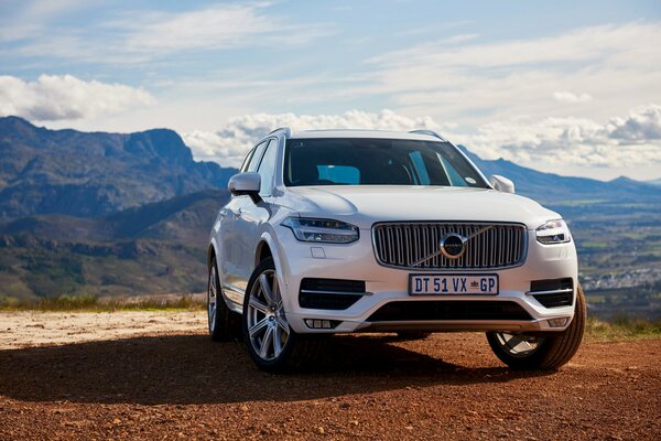 Volvo blanco en una carretera desierta