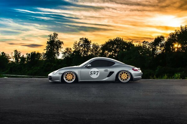 Argento porshe cayman al tramonto