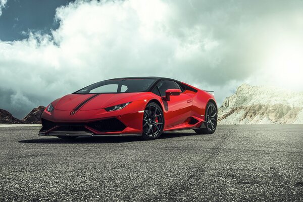 Supercar rossa lamborghini huracán vorsteiner sullo sfondo delle montagne