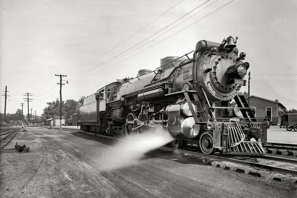 El viejo transporte ferroviario va a casa en el camino, imagen en blanco y negro