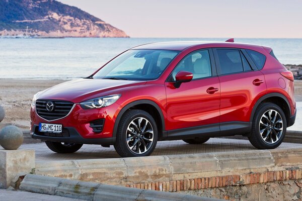 Ein roter mazds cx-5 am Ufer der Bucht