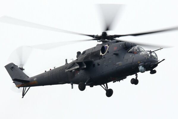 Hélicoptère militaire russe mi-35m dans les airs