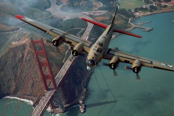 Avion de passagers sur fond de Golden Gate