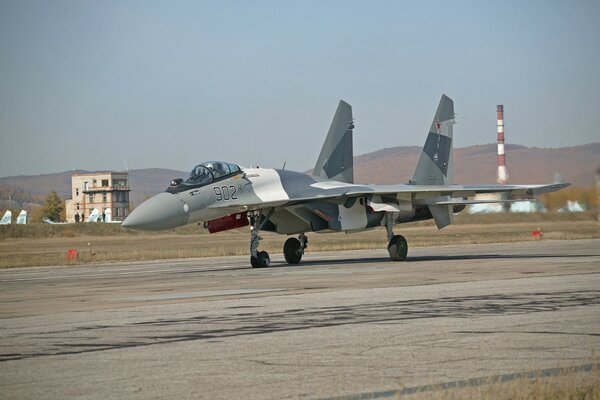 Aereo militare russo sullo sfondo del cielo e delle montagne