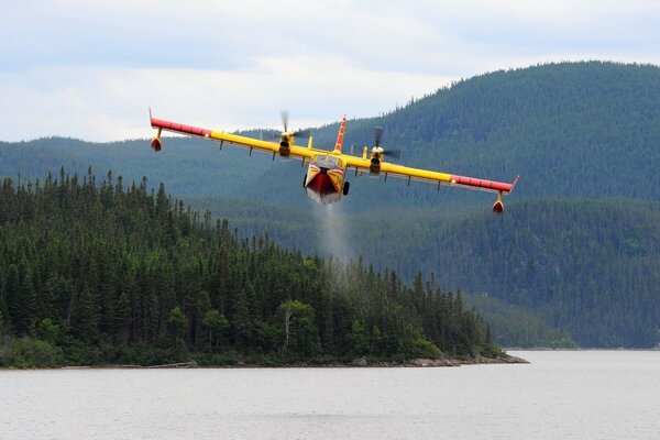 Despegue de un avión en una zona montañosa desde el agua