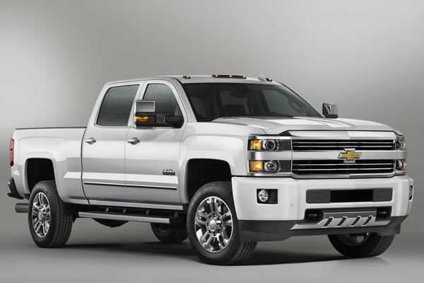 Chevrolet Silverado gris sobre fondo gris