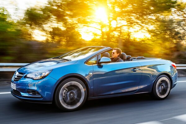 Автомобиль opel cascada едет по дороге