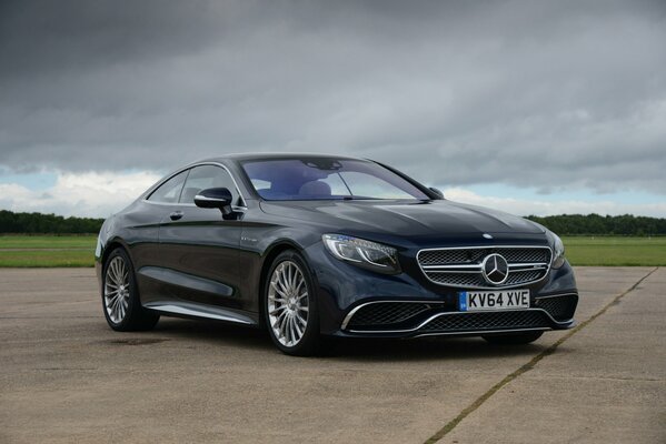 Mercedes noire sur fond de ciel gris