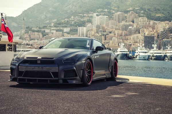 Nissan coupé tuning sur les disques rouges