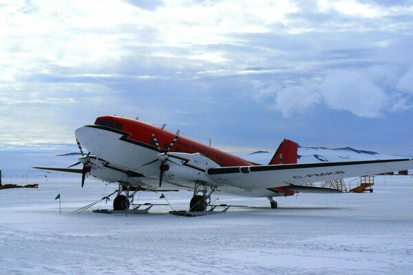 Douglas dc-3 auf einem winterlichen, schneebedeckten Flugplatz