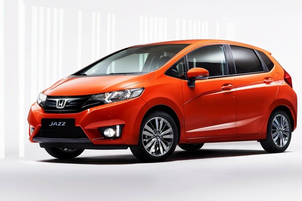 Roter Honda Jazz 2015 auf hellem Hintergrund