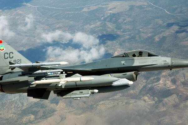 Invisible et maniable, avion militaire f-16C