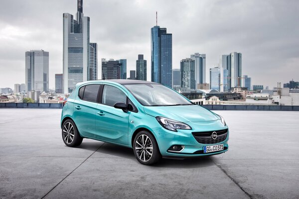 Opel corsa A 5 porte color BUB Nam sullo sfondo della metropolitana