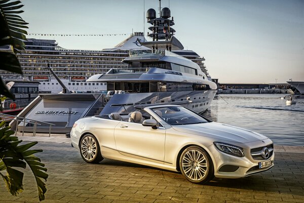 Mercedes Benz s500 2015 accanto allo Yacht