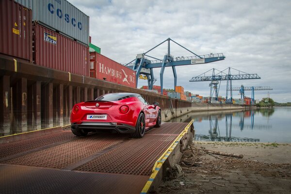 Hintergrundbild Auto Alfa romeo 4c auf dem Liegeplatz