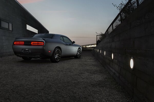 2015 Dodge Challenger in Grau mit leuchtend roten Scheinwerfern