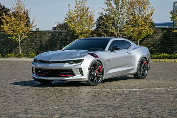 Chevrolet Camaro stoi na parkingu