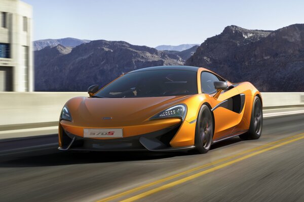 McLaren naranja en el tráfico en la carretera de montaña