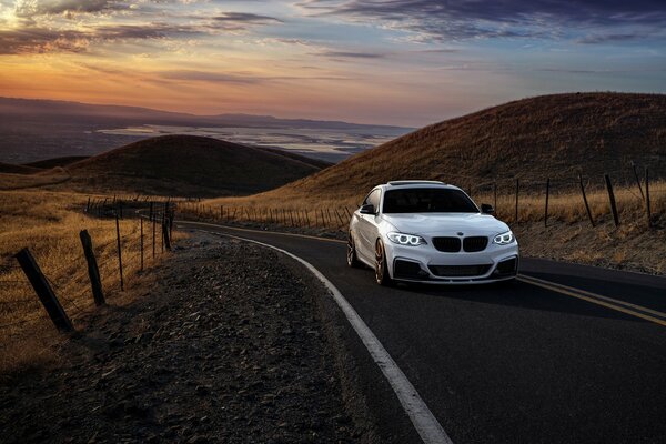 Voiture BMW m236i dans les montagnes