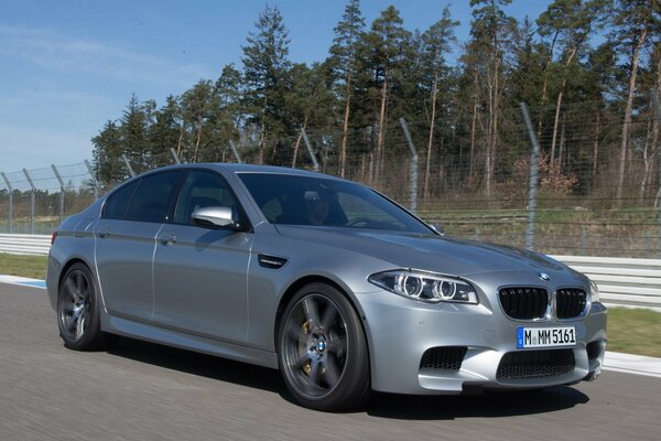 Silber BMW track große Geschwindigkeit