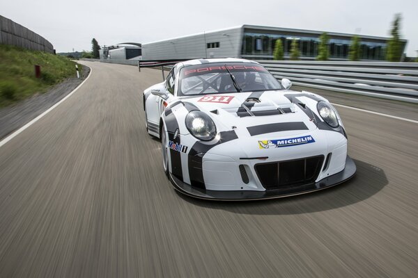 Porsche blanco con elementos de inscripción