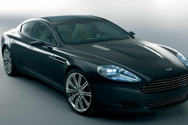 Elegante auto db7 con fari blu come James Bond