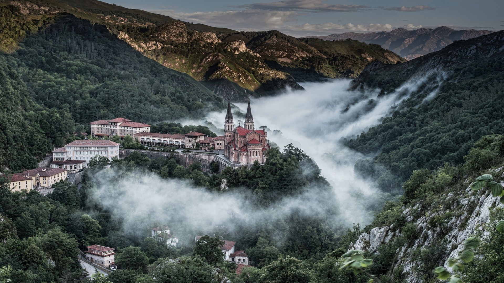 asturia drzewo zamek hiszpania góra miasto