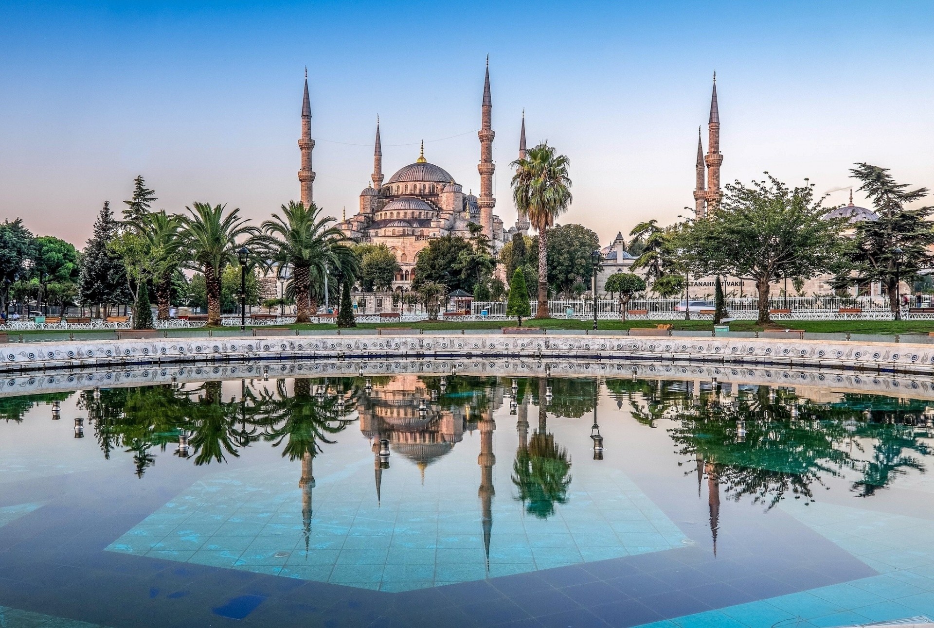 mezquita azul palmeras estambul árboles reflexión turquía mezquita del sultán ahmet piscina