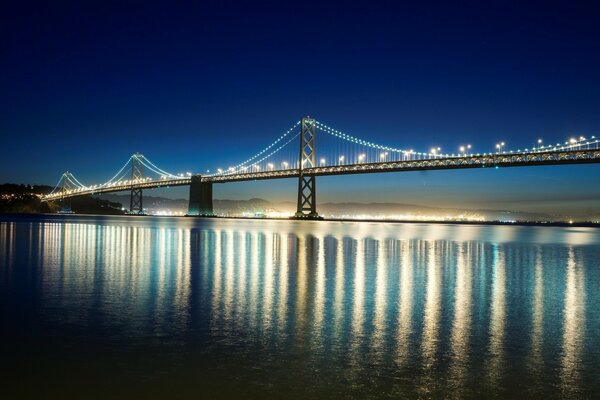 I fari sul ponte brillano di notte a San Francisco