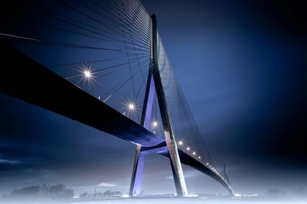 Puente nocturno en llamas