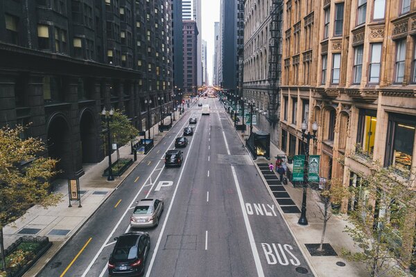 Typische Chicago-Wochentage. leere Straßen und Straßen der USA