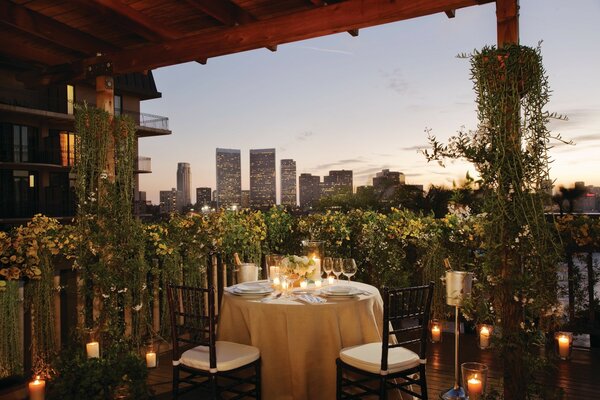 Une table dans un restaurant à la périphérie de Los Angeles