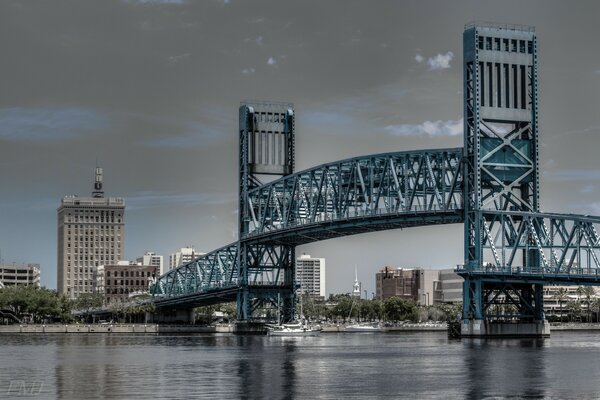 Pont inhabituel en Floride au-dessus de la rivière