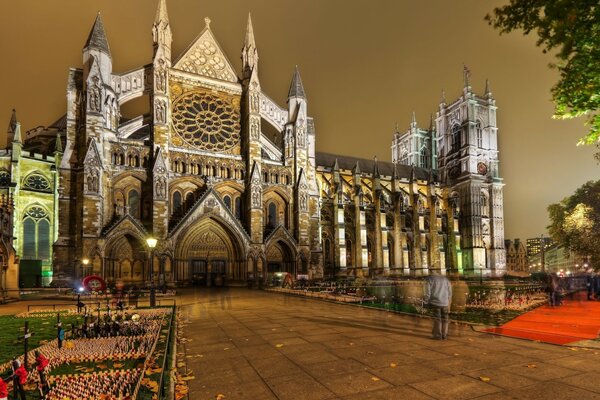 Vista nocturna de la Abadía de Westminster