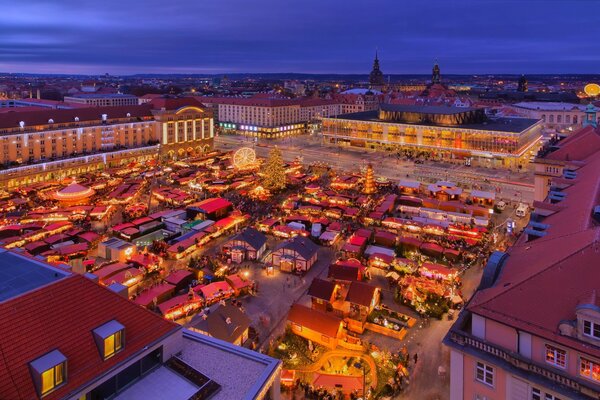 Eine Nachtstadt mit schönen Gebäuden