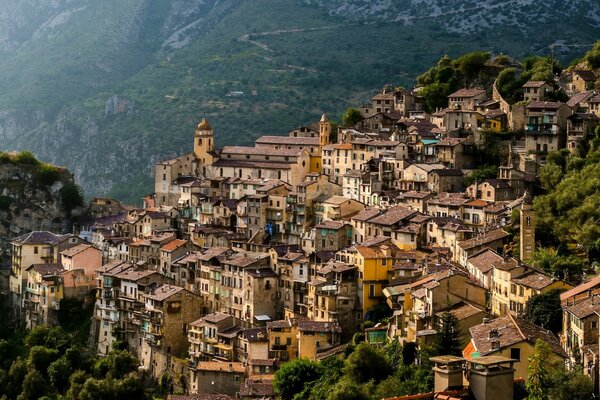 Bonjour. Giro in bicicletta. Pranzo al ristorante. Di nuovo in viaggio