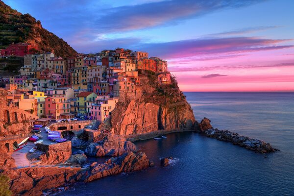 Antigua ciudad de Manarola en Italia